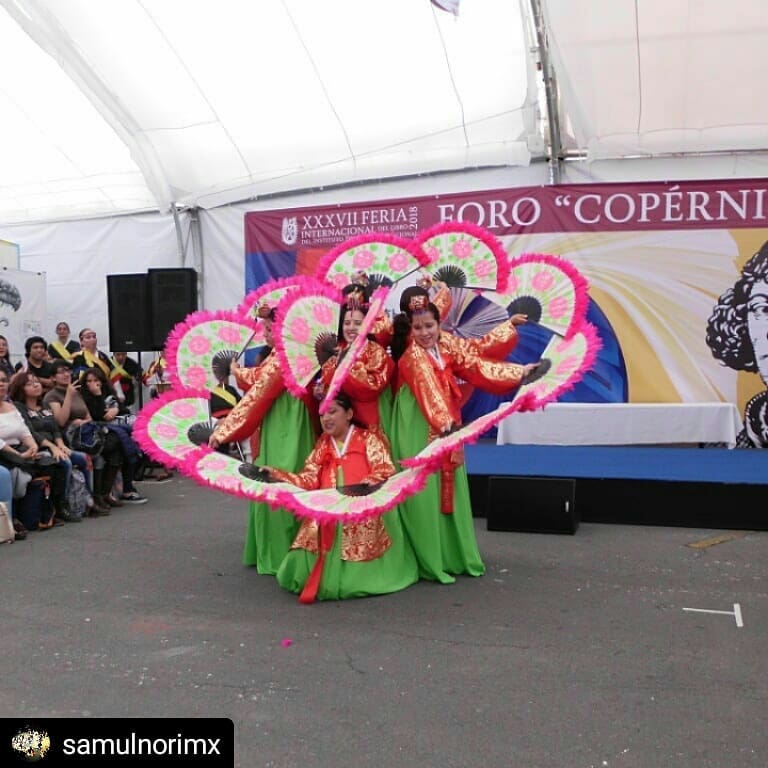 IPNlibros's tweet photo. Samulnori México Oficial SAEWOOLIM! Agradecemos a todos los que nos acompañaron en la Feria Internacional del Libro IPN #FILIPN #FILIPN2018 #Saewoolim #Buchaechum #koreanmusic #MúsicaTradicionalCoreana 사물놀이 #풍물놀이 #새울림 #부채춤 #멕시코 #친구들 #춤 https://t.co/zFypnncp3Q https://t.co/4u7Ku2cYEK