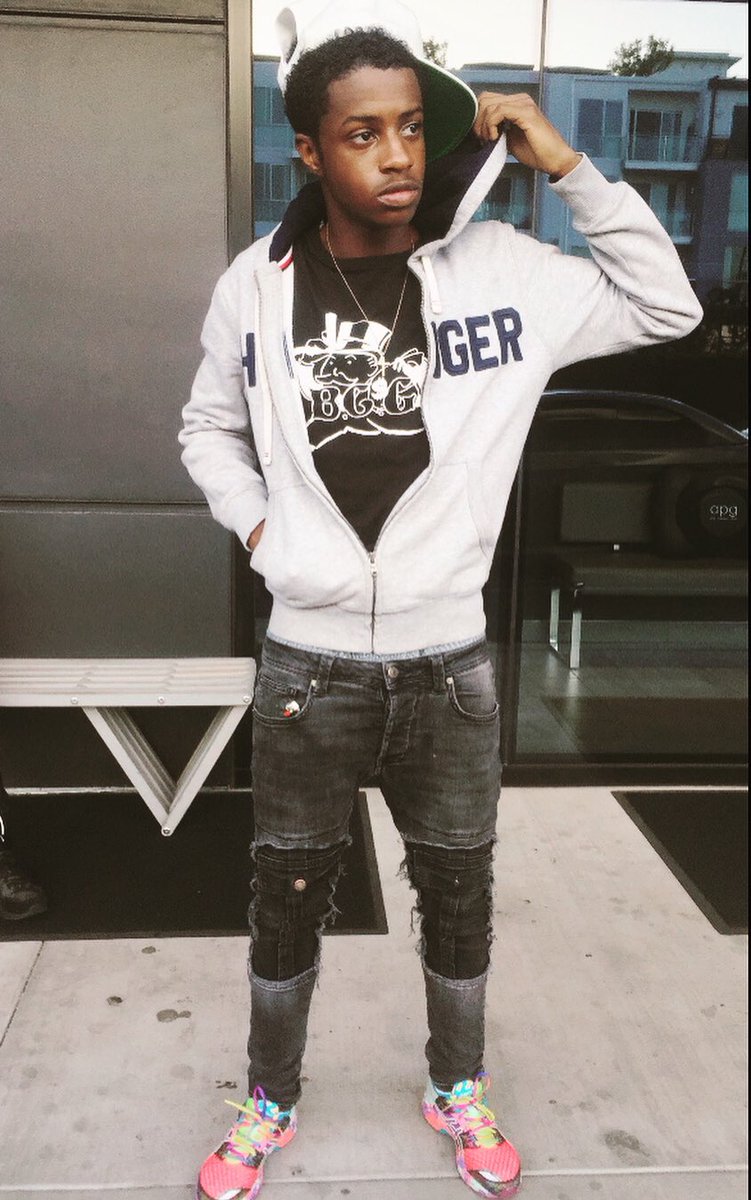 PouringUpCrazy's tweet photo. I'm In Cali Smoking Pressure They Say Imma Go Along Way ⭐️🎤 #BandChasing https://t.co/OY2ZJNDPDp