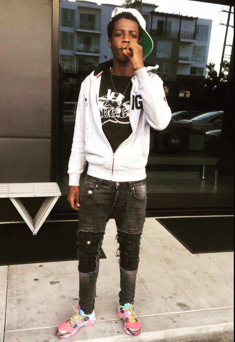 PouringUpCrazy's tweet photo. I'm In Cali Smoking Pressure They Say Imma Go Along Way ⭐️🎤 #BandChasing https://t.co/OY2ZJNDPDp