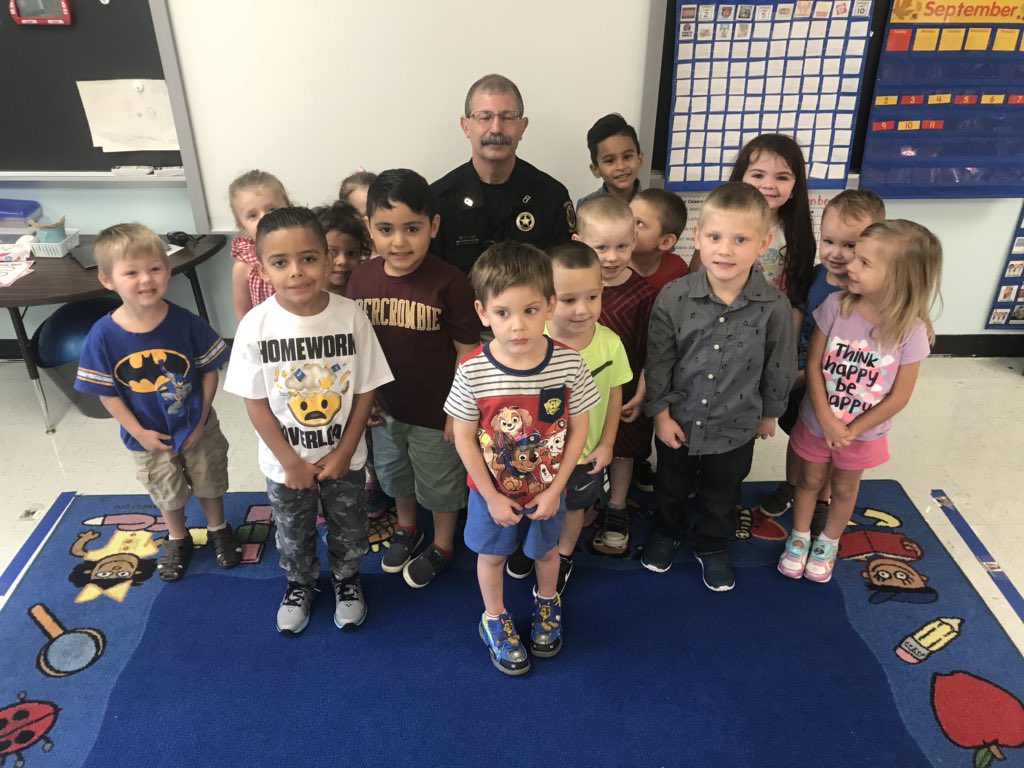 Kristi72844619's tweet photo. Thanks for visiting us Officer Richard! #strangersafety #prek #wesbelievers #weselementary https://t.co/IddjsiDZPh