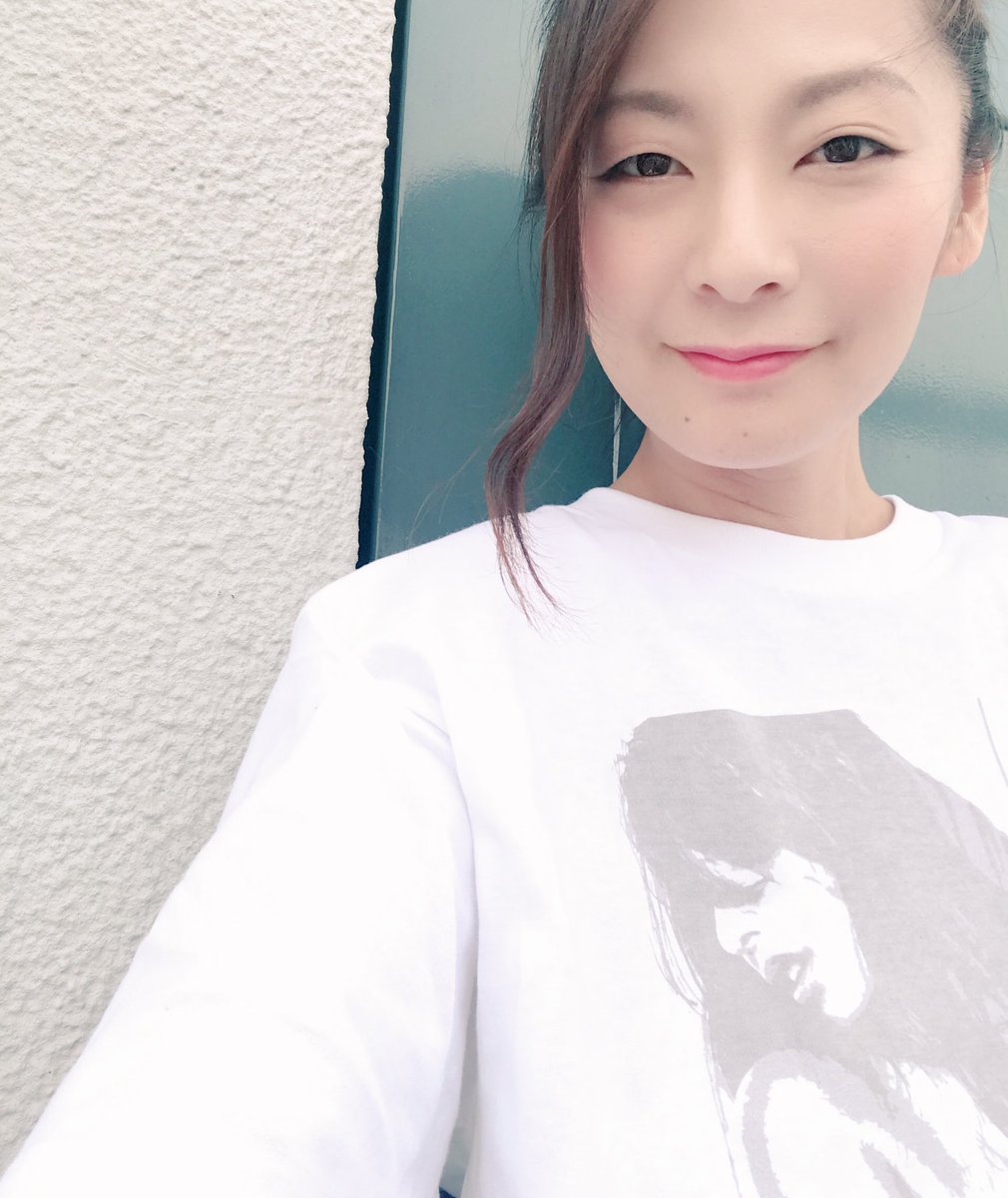 310OOT's tweet photo. めっちゃ可愛いTシャツGETしたぁ!!
デザインしたのはシュートボクシングのラウンドガールとかもやってる中岡優姫さん!!
可愛くてスタイル良くてデザインセンスもあってずるくない??!!
これ着て少しでも近づけるように頑張ります!!
#emmust #エマゆん https://t.co/EZw46j3pfZ