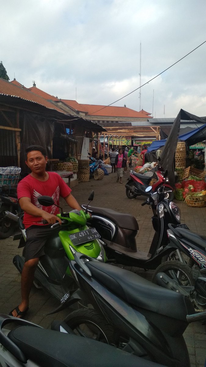 benzyn_boy's tweet photo. Pasar anyar sari macet #pasarbatukandik #pasar #batukandik #kebakaran #sepi #semangka #buah https://t.co/H1vlVC6fTq