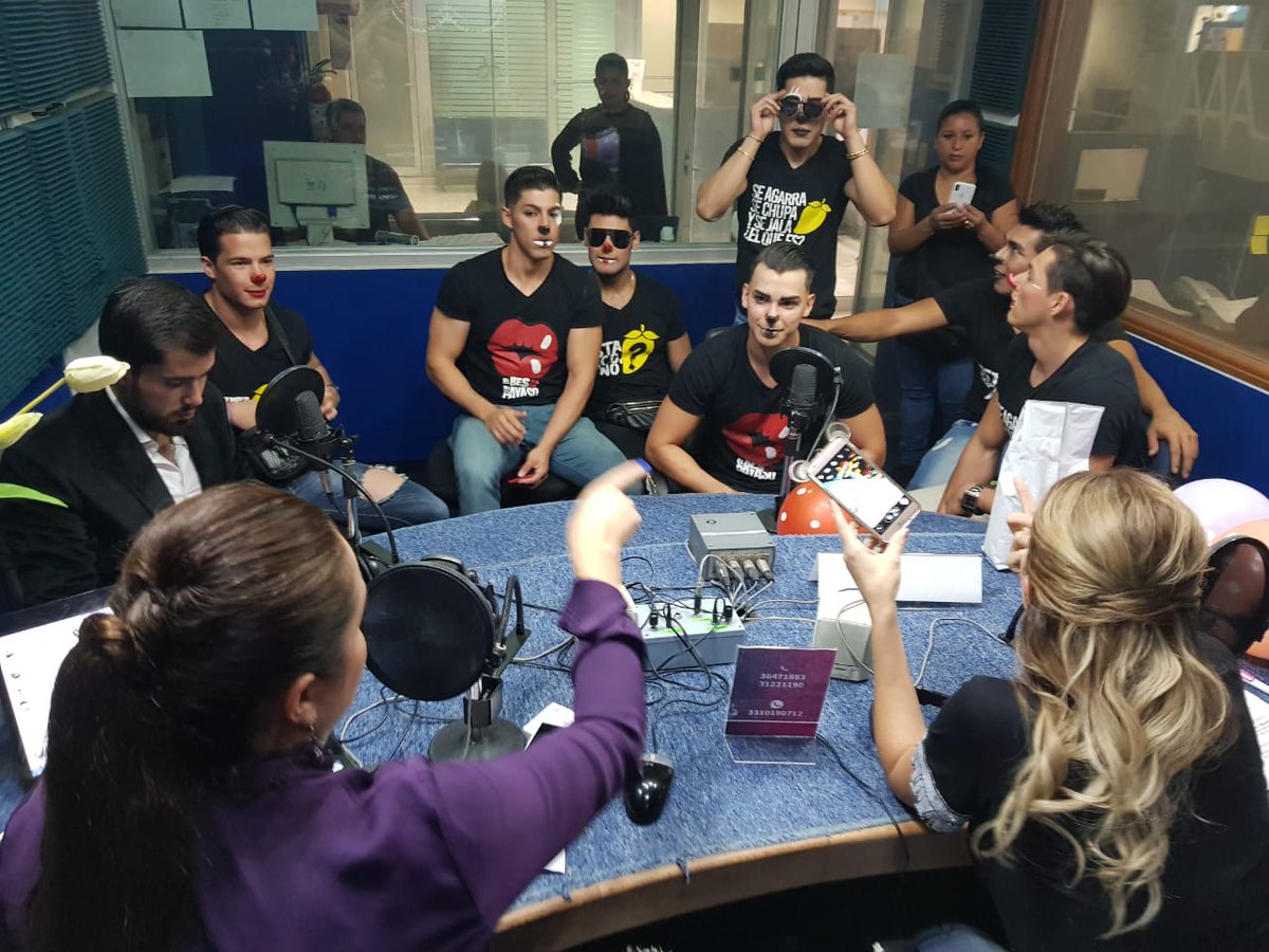 RadioMujer927FM's tweet photo. Hoy en #ApocoSí con @Judith_Guajardo , @MyriamOficial1 y @pedropablogdl tuvimos la presencia de @wapayasosmx quienes nos cantaron #MangoRelajado además celebraron a #Judtih por su pasado cumple con todo y licuadora 🔥🎉🎈🎊🤡😮

#RadioMujer927🎙
#ElPoderDeTuIntución🔮 https://t.co/O842sYrfGy