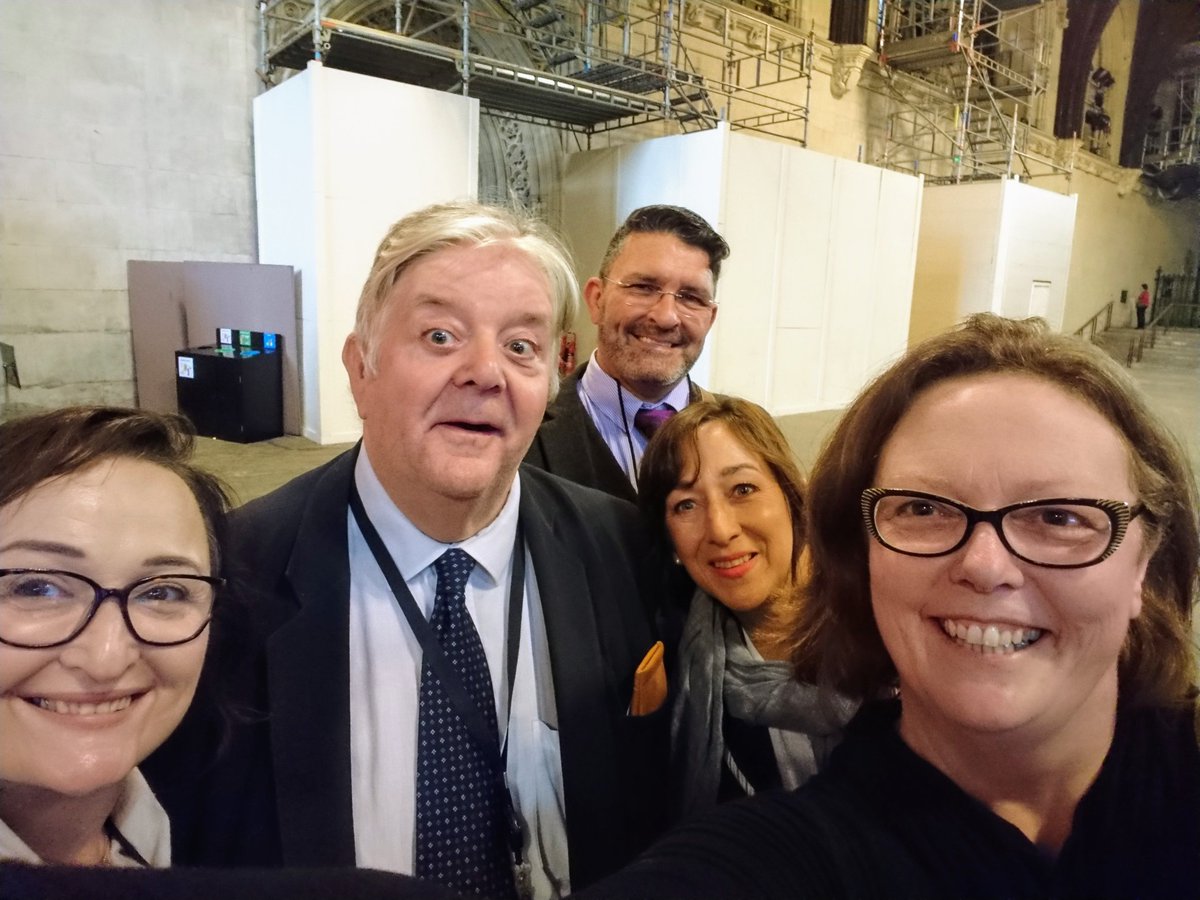 When you finally realise why your tour guide looks familiar... Friar Tuck TV drama of our childhood. #starstruck #philrose #friartuck #housesofparliament