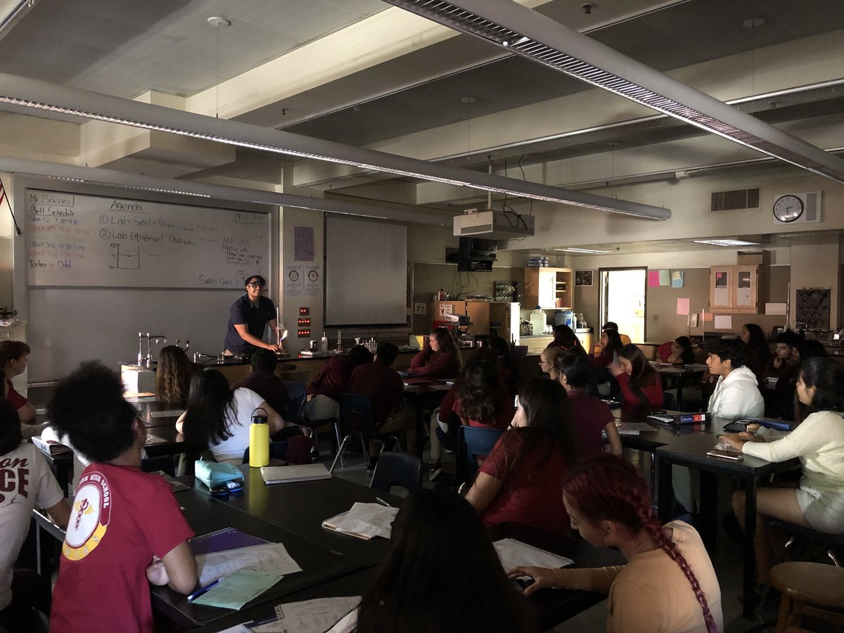 searaa_'s tweet photo. Mr. Barnes class learning how to properly handle lab equipment @mrhenrycapstone #SeminarPhotoshoot #lbwilson #safetyfirst #sciencerules #chemistry #GDTBAB https://t.co/N6U0d53FzY