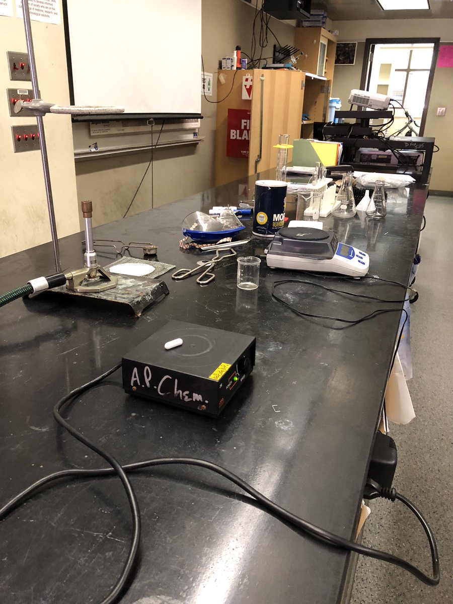 searaa_'s tweet photo. Mr. Barnes class learning how to properly handle lab equipment @mrhenrycapstone #SeminarPhotoshoot #lbwilson #safetyfirst #sciencerules #chemistry #GDTBAB https://t.co/N6U0d53FzY