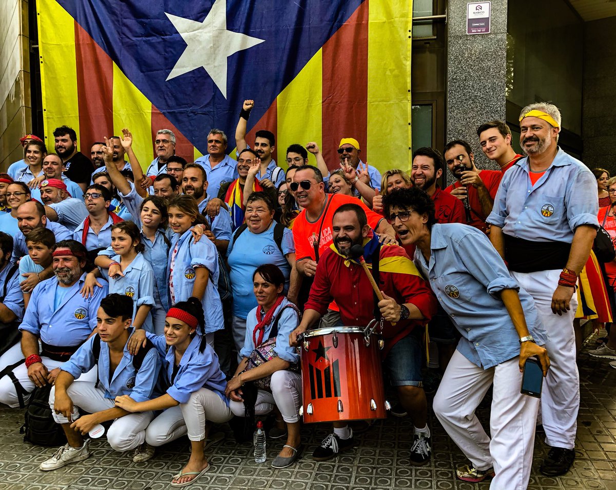 grallatorrelles's tweet photo. Un altre any participant activament en els actes de la Diada Nacional de Catalunya. Tot un orgull! Enguany el matí hem col·laborat amb la @coronelabarcelo i per la tarda amb la @JOVEVILAFRANCA. Moltes gràcies a tots ells! Ens ho hem passat de conya
#diada #11S #grallers https://t.co/zH0mIEsUnu