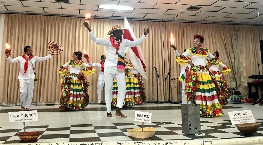 SecEducacionBAQ's tweet photo. ¡Felicidades a nuestros #ProfesDePrimera! El grupo folclórico 'Yo amo enseñar y bailar', conformado por docentes de nuestras instituciones educativas distritales, representará al Atlántico en el III Encuentro Folclórico y Cultural fase nacional. ¡Vamos por la final! https://t.co/lKFAljdCBa