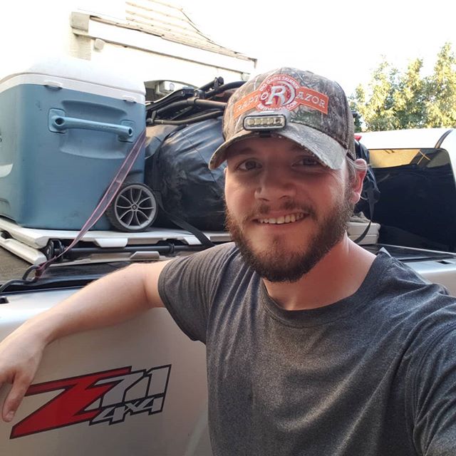 Who's all rocking the new #raptorazor gear? If not, let's change that! #deerhunting #huntingseason #deerseason #elkhunting #elk #venison #wildgame #huntingknife #biggameskinner 📷: @kmbowhunting