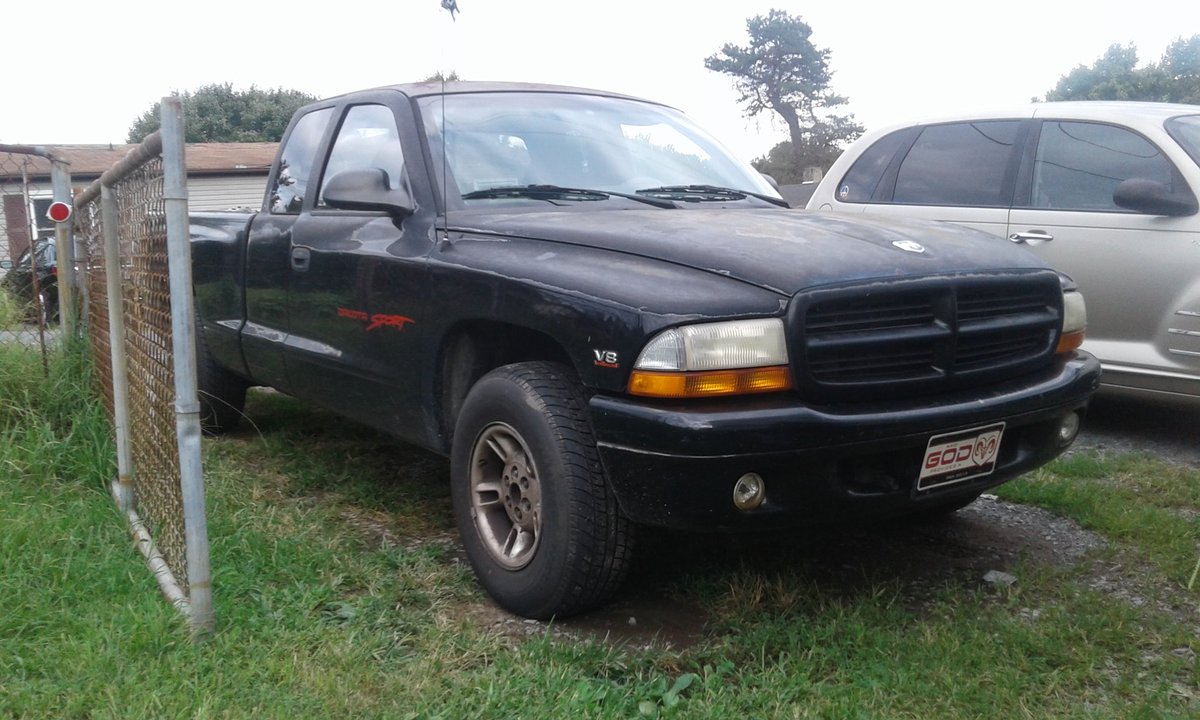 match_lights's tweet photo. @22Pilots_RBLX What about a 1998 Dodge Dakota Sport ext. Cab? Like this: https://t.co/vYCx55PnPx