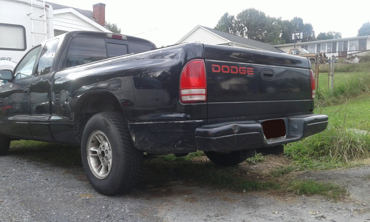 match_lights's tweet photo. @22Pilots_RBLX What about a 1998 Dodge Dakota Sport ext. Cab? Like this: https://t.co/vYCx55PnPx