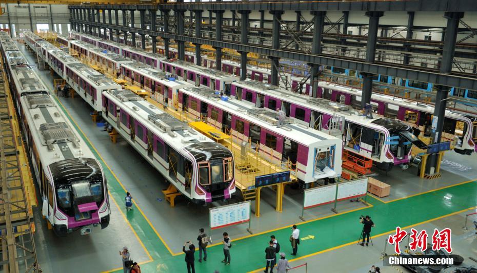 Echinanews's tweet photo. Have you ever watched Sichuan Opera performers change masks instantaneously? The design of these subway trains in southwest China's Chengdu could trace back to one of the classic masks. https://t.co/cEF3eWXAoZ