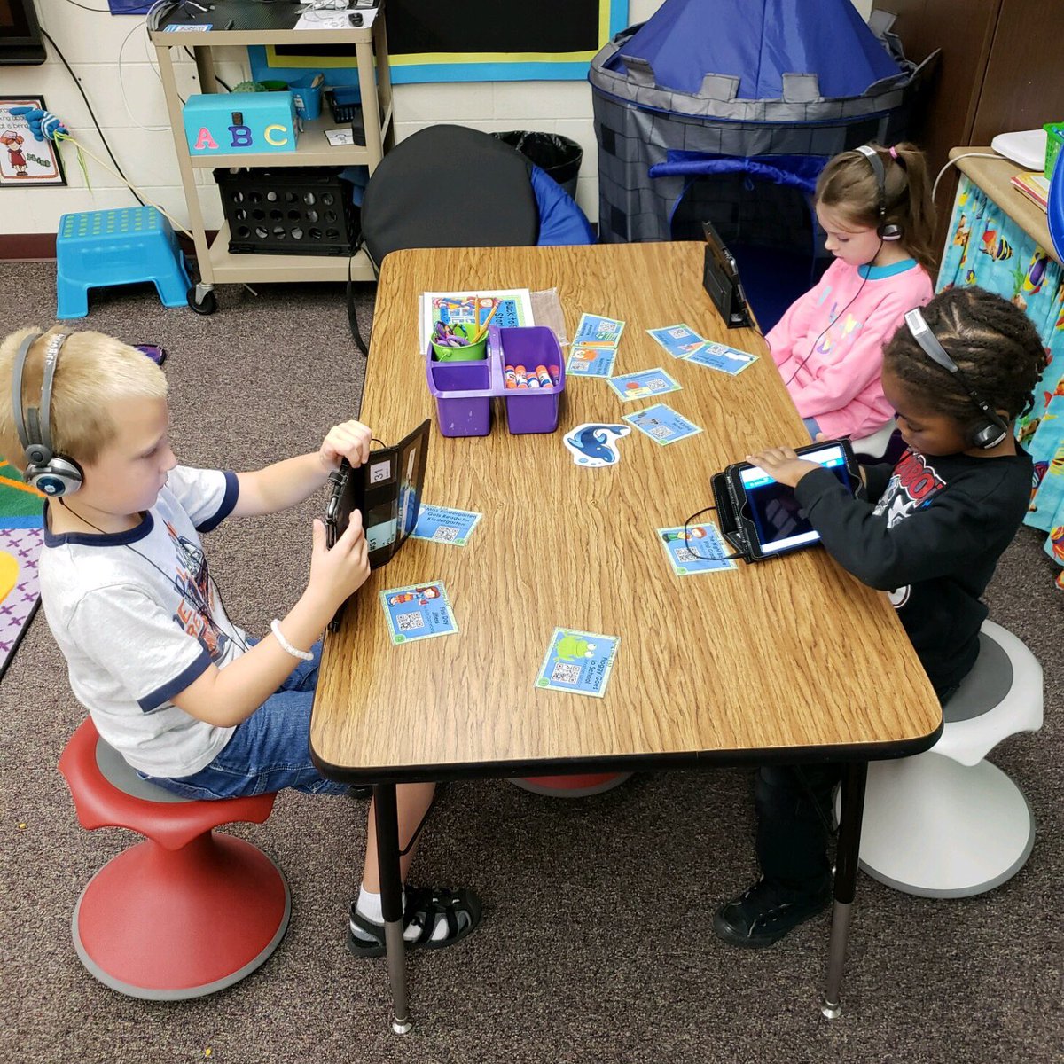MrsBiermaier's tweet image. Proud of these kids! They are doing a great job at their independent Daily 3 rotations! 👍🏼 #VowelOwls #SecretCodeSpelling #QRcodeStories #assessment #gfpsla #gfschools