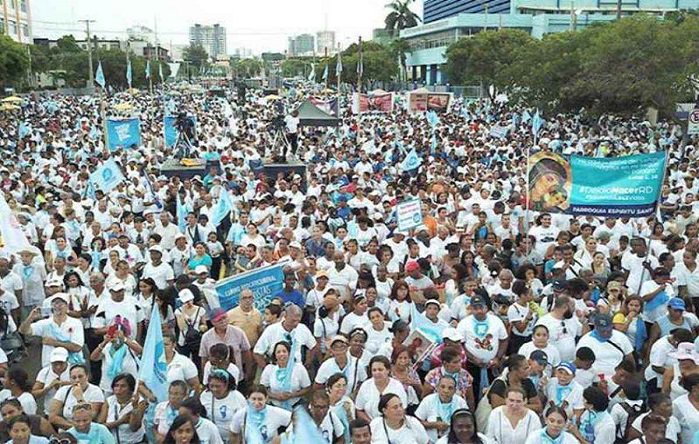 LifeNewsHQ's tweet image. Thousands of Pro-Lifers March in Dominican Republic Against Legalizing Abortion bit.ly/2N3WExe #Dominicanrepublic #prolife