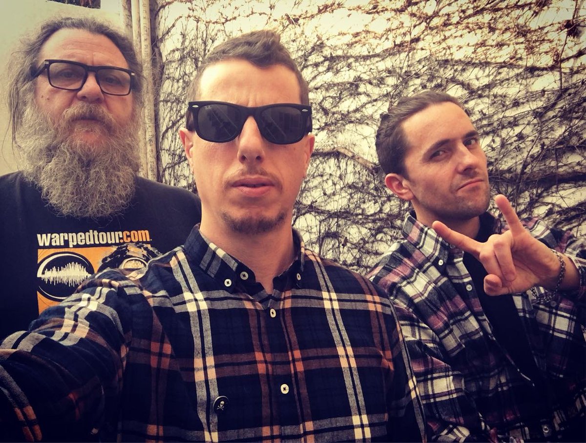 LuchoR0ck's tweet photo. ⚠#Recording⚠ 💣👊
En #LaBolaEstudio 🔥 Grabando unas voces para el nuevo material de @TwatsRock 🔥 gracias por la invitación! Con @juanolivera76 y #AlejandroTaranto 
#TommyGunRecords #Rock #RockLife #RockStyle #Estudio #SULFURICO #TWATS #NuevoMaterial https://t.co/YWIVqWC5CD https://t.co/tMEgWM7IK4