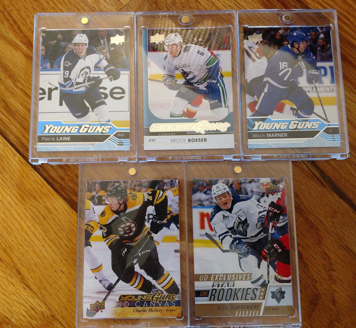 ShaunanKruse's tweet photo. Finally got a few of my favorite
@UpperDeckHockey cards in one touch containers. They look so pretty! Need to get more since I have a bunch of cards that still need them, including 4 more Barzy YGs. #collectthebest #upperdeckaddict
@UpperDeckSports https://t.co/pBWda8Ih0x