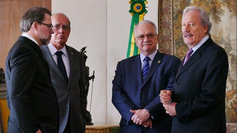 SITEFCS's tweet photo. Depois de livrar Kátia Abreu e deixar coroné Renan 'pra depois', 2ª turma dos STF se prepara pra tirar Lula da cadeia https://t.co/OxBITVN9yP #SegundaTurmaSTF #Lulaepresidiario #LulaInelegível #LulaNaCadeia #ptgate #AcordaBrasil #PraRuaBrasil #PovoNaRua https://t.co/KNaDSikIFT