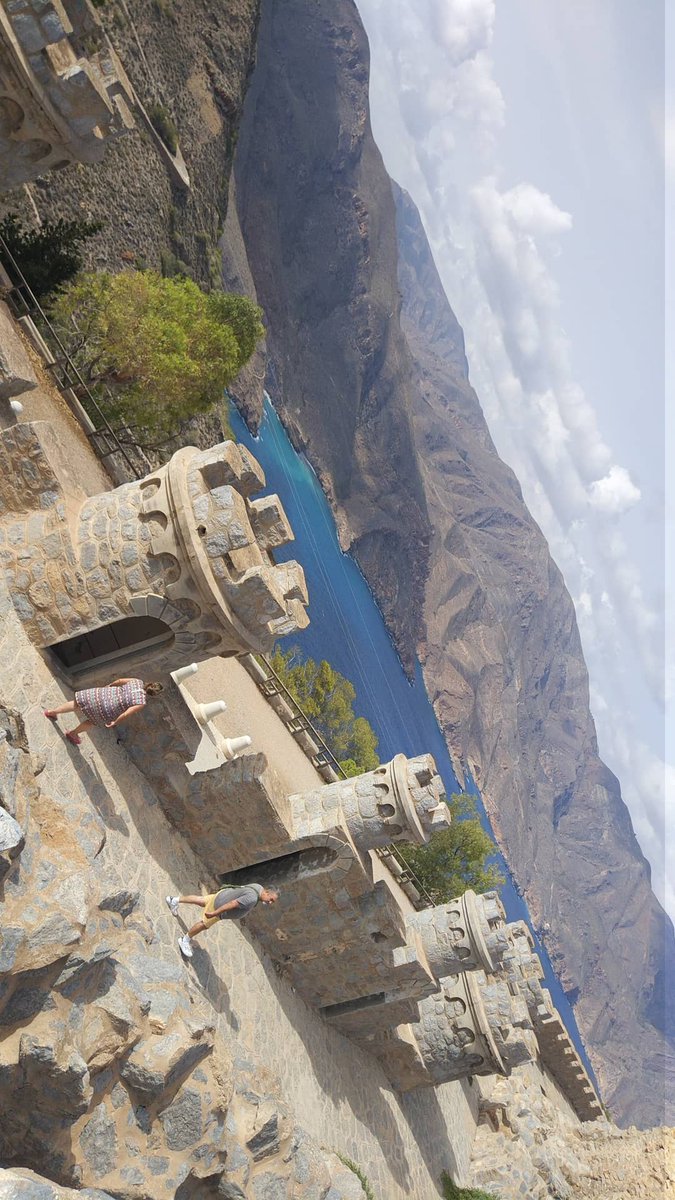 LotosAzules's tweet photo. 📣 Nuestro jefe nos deleita con estas espectaculares imágenes desde un castillo fuera de lo común. ⚔️

💡 ¿Sabrías decirnos a qué parte de España corresponden las imágenes? 😏🎁

🔃 RT = Mar Mediterráneo.
💞 Like = Océano Atlántico.
📝 Comentario = Mar Cantábrico. https://t.co/p584QHQIep