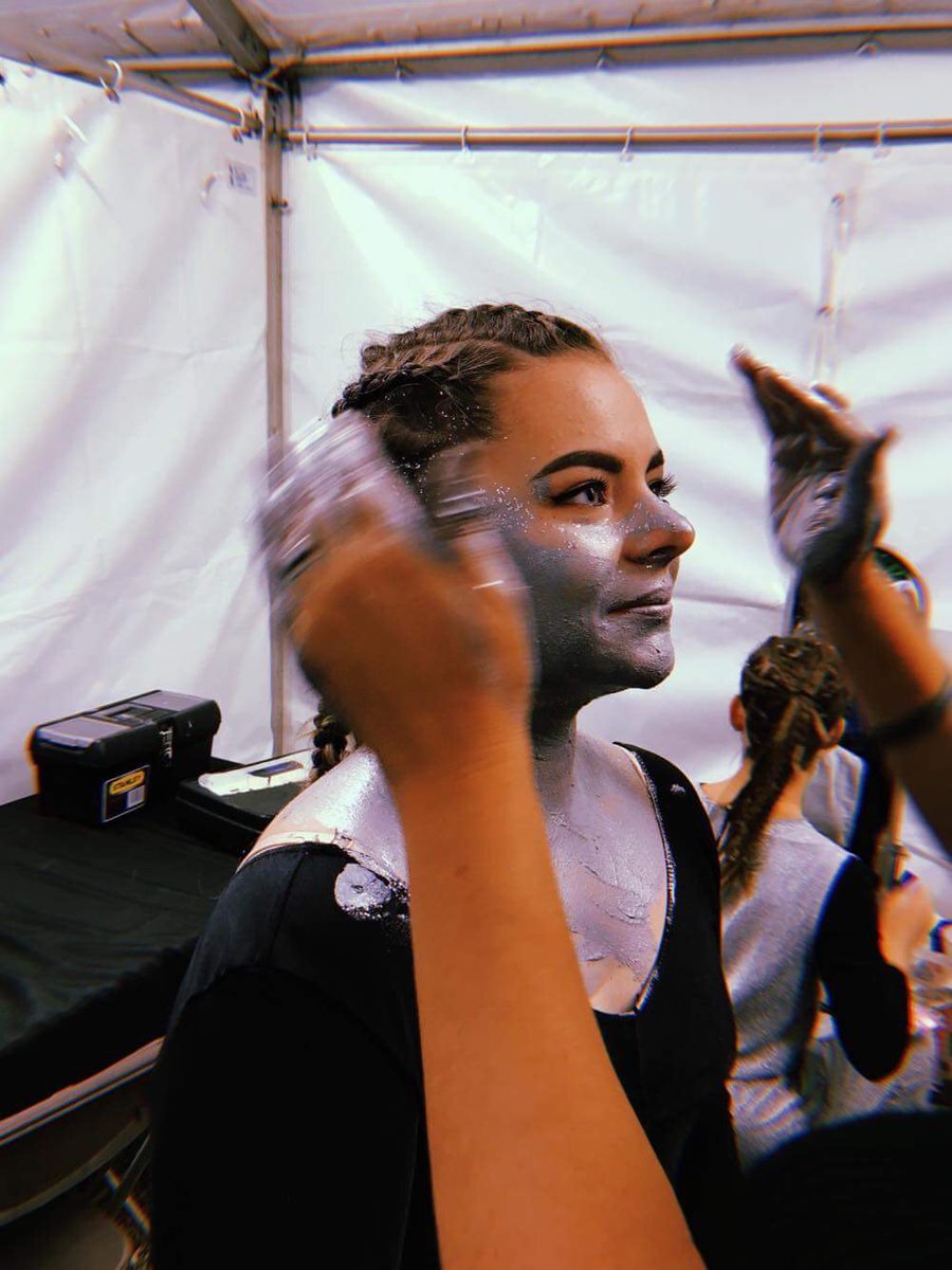 Dayitaaaaaaaaaa's tweet photo. Backstage Besties 👥
@jamie_mallon_photography @zoefield13
#dancers #behindstage #backstage #bestfriend #dayitamusic #eklectica #festival #photoshoot #behindthescenesphotoshoot #behindthescene #silverbraids #braids #plaits #hujifilm #hujicam https://t.co/2yXtvG0QnT