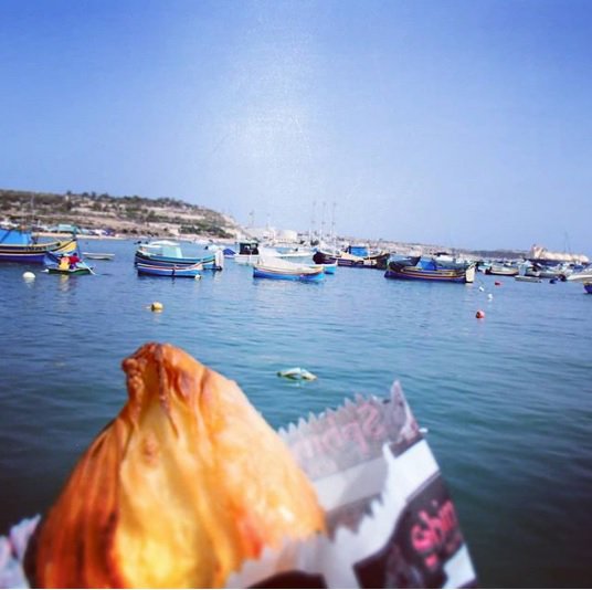 マルタ島へ引っ越しました マルタ名物シリーズ Pastizzi 0 3 パスティッツィ チキンが入っているのが1番好き リコッタチーズが2番 パリパリ 結構オイリー 豆のやつだけまだ食べたことない Malta マルタ産 インスタマルタ T Co