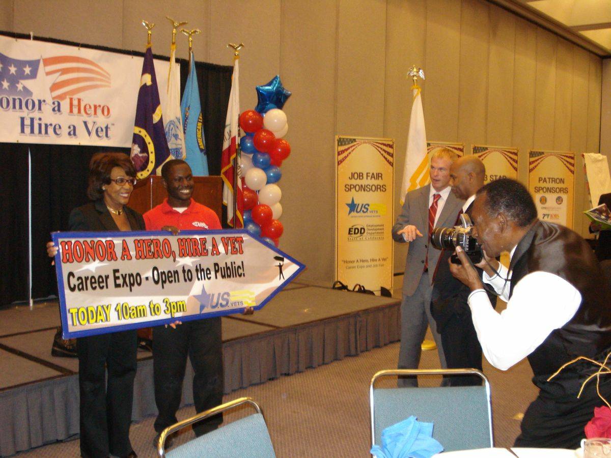 AArrow_Ads's tweet photo. National Recruiting Day is Wednesday, September 12th! #AArrow #SignSpinners are always hiring the men and women of our armed services! Here we are working with the #HonorAHero #HireAVet campaign! #AlwaysHiring https://t.co/4jHPXAehgc