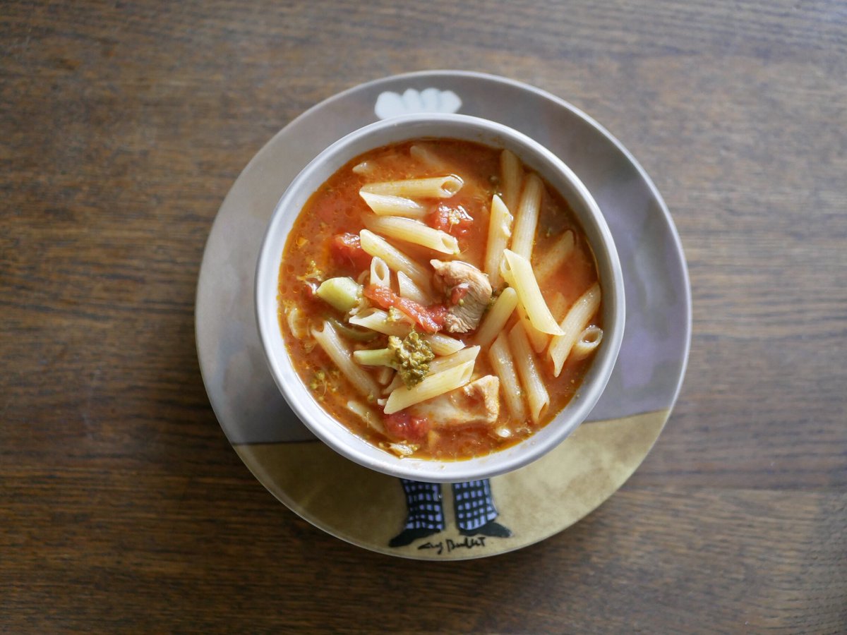 有賀 薫 على تويتر パスタ入りトマトとブロッコリーのスープ 野菜と鶏肉をじっくり煮たスープ を ちょっとボリューミーにアレンジしてみました 早ゆでパスタとスープを器に入れ 水も少し足して レンジで5分 塩ひとつまみ足します パスタ30グラムぐらいだけど