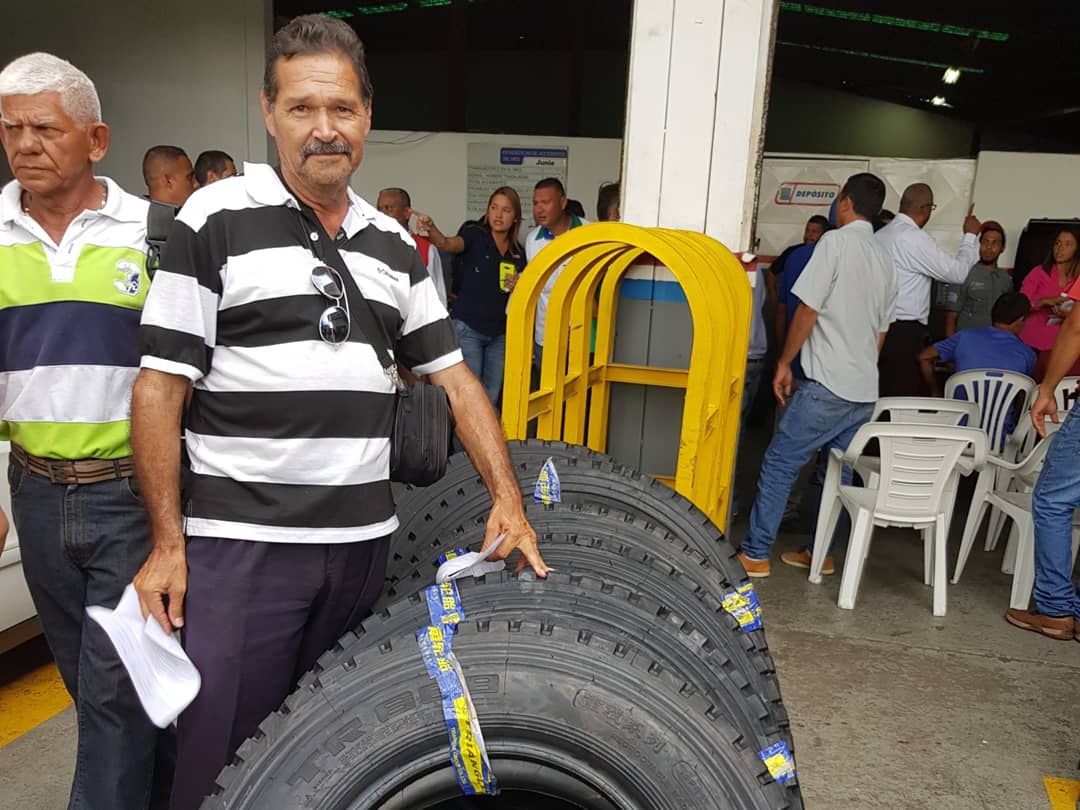 rafaelcalles's tweet image. Dando respuesta al Censo realizado a través del @CarnetDLaPatria. El día de hoy por ordenes del Presidente @nicolasmaduro entregamos cauchos al sector transporte de nuestro Estado. Todo esto para seguir preparandole un mejor servicio al Pueblo. #11Sep