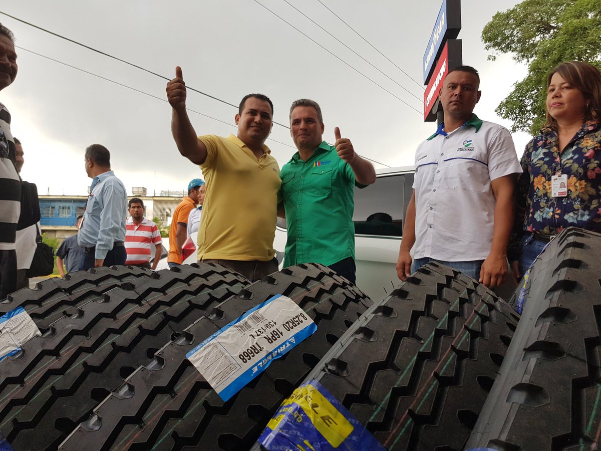 rafaelcalles's tweet image. Dando respuesta al Censo realizado a través del @CarnetDLaPatria. El día de hoy por ordenes del Presidente @nicolasmaduro entregamos cauchos al sector transporte de nuestro Estado. Todo esto para seguir preparandole un mejor servicio al Pueblo. #11Sep