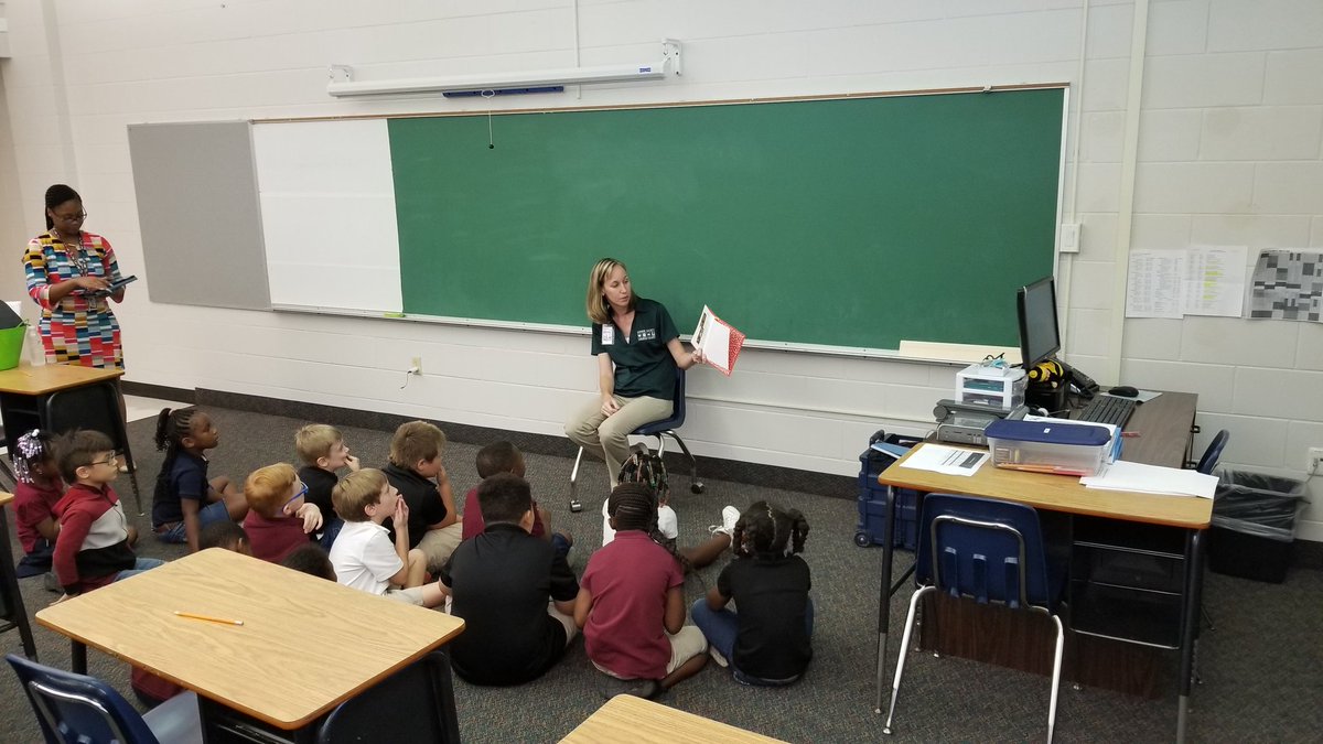 Cullen4EDU's tweet photo. @rcepride students engaged by the amazing Mrs. Garri from the @HumaneMarion 💪💪🐕🐈🐕🐈💪💪#BarkBus #WeAreMCPS https://t.co/QA7TlIC1hC