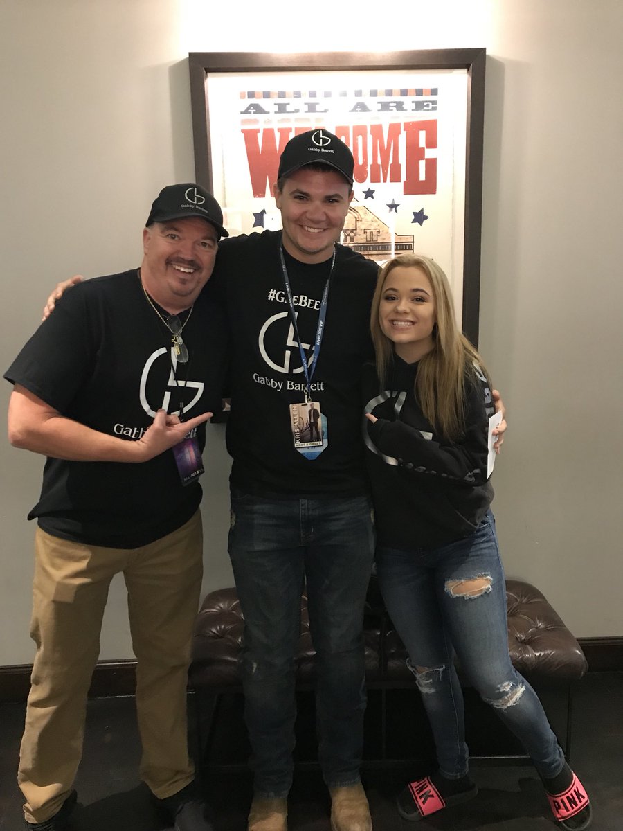 HellurZach's tweet photo. Did i mention i had a ball Sunday night!!! #idollivetour #GeeBees https://t.co/VUszqTmcWM