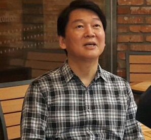 트친들말씀이  정치입문 
만 6년째라구요
시궁창정치판 대한민국정치판에 
그래도
한몸 던져주셔서 감사합니다
좌절치 마시고 끝까지 함께해주십시요 그것만으로도
국민의희망이고 미랩니다
늘 평온한시간 보내십시요
항상 응원합니다 <a href="/cheolsoo0919/">안철수</a>