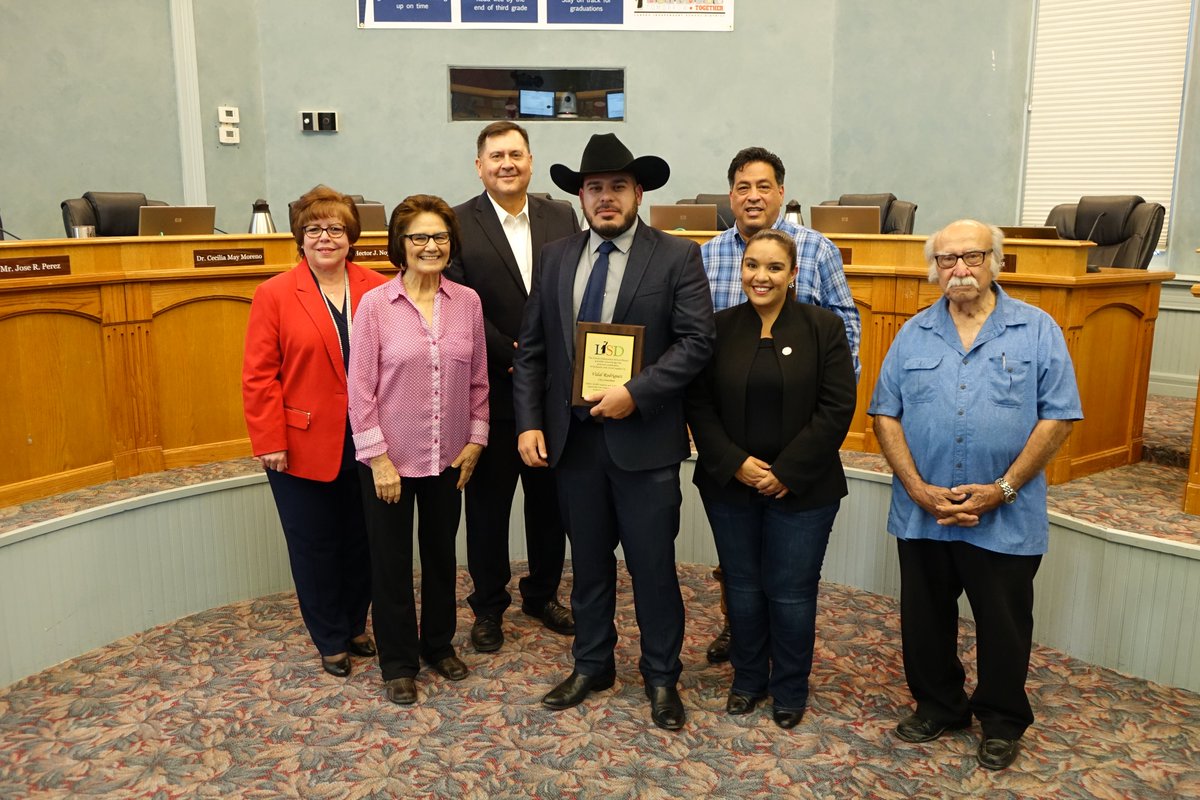 cityoflaredo's tweet photo. City of Laredo District 2 Council Member Vidal Rodriguez and @Laredo911 were both honored during a @LaredoISD board meeting this evening for supplying over 4,000 backpacks to students as they were headed back to school in August. https://t.co/30p0yifRPh