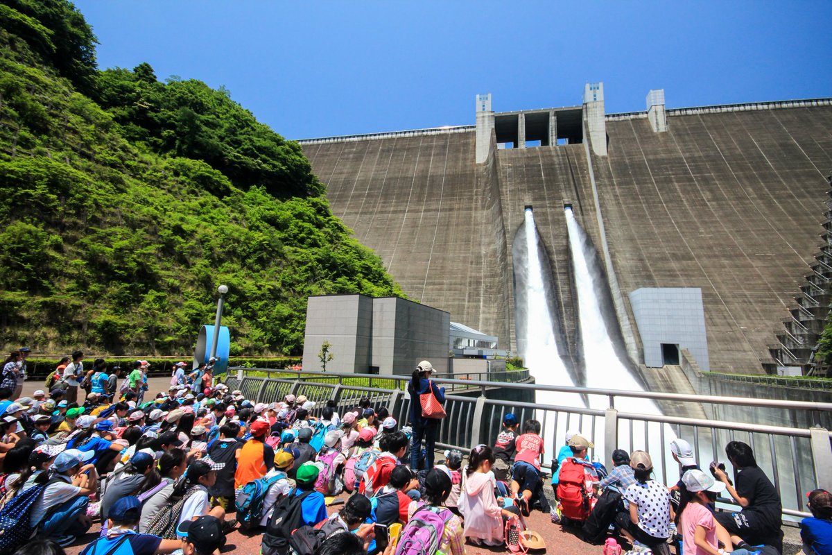 県立あいかわ公園 على تويتر 宮ヶ瀬ダム観光放流 本日は観光放流 です 11時と14時の二回 本日は愛ちゃん号はお休みのためマイクロバスが出ています 涼しくなってきましたので ダムまで約900m 途中で石小屋ダムを眺めながらのんびり歩くのもお勧めです