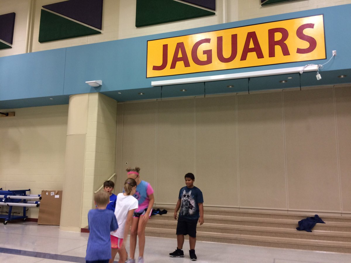 karenr6191's tweet image. So much fun playing Hula hop-rock, paper, scissors! Students had a blast! @SVElsr7 #SVpower @MidwestDairy #FuelGreatness