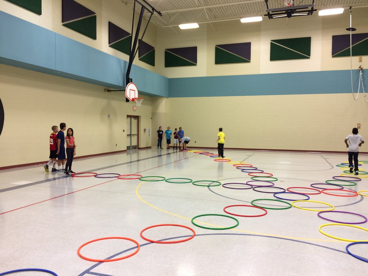 karenr6191's tweet image. So much fun playing Hula hop-rock, paper, scissors! Students had a blast! @SVElsr7 #SVpower @MidwestDairy #FuelGreatness