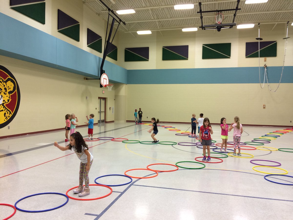 karenr6191's tweet image. So much fun playing Hula hop-rock, paper, scissors! Students had a blast! @SVElsr7 #SVpower @MidwestDairy #FuelGreatness