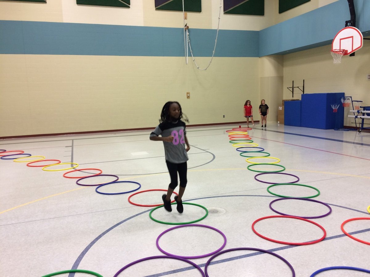 karenr6191's tweet image. So much fun playing Hula hop-rock, paper, scissors! Students had a blast! @SVElsr7 #SVpower @MidwestDairy #FuelGreatness