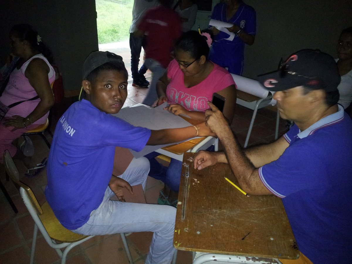 LuzStella0105's tweet photo. P.P.Inclusiva de la I.E. La Unión en act. C. con sus padres elaborando manualidades, con un aguacero, se nos  fue la luz y así continuaron trabajando, que alegria ver el apoyo de estos padres a sus hijos felicitaciones.@SEMLORICA1 @fainrase @CalaoJulio @urueta1981 https://t.co/U4Srcp1HtM
