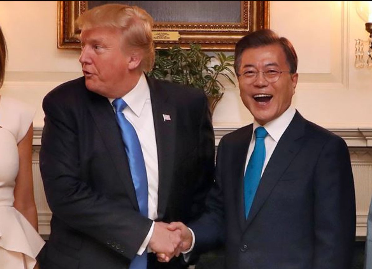 아무때나 실실웃는사람을 
미친사람이라고 말한다.

웃을일도 아닌데 웃는사람을
바보 같다고 말한다.

남은 안웃는데 혼자 웃는사람을
정신나갔다고 말한다.

남은 입다물고 미소만 짓는데
혼자 입벌리고 웃으면
치매걸린것같다고 말한다.

대통령은 표정하나 웃음하나도
 항상 조심해야한다