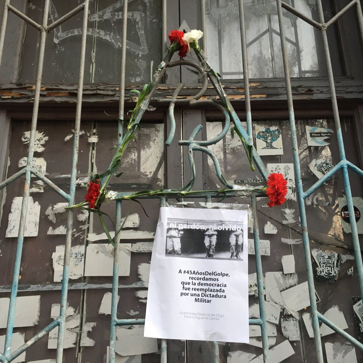 ChagoRadical's tweet photo. En lo que fue la sede del @PRadicalcl Socialdemocrata en los 80, en plena Plaza Brasil de Santiago, recorrimos el barrio conmemorando a cada una de las víctimas del Golpe Militar #45AñosDelGolpe y de impunidad 🕯 https://t.co/wRvBaX8VUt