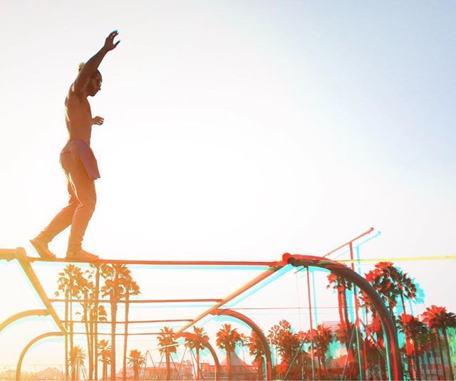 earth_runners_'s tweet photo. Southern California vibez 🌴🌴🌴 Photo via @Mr_sosa27 @Sosv_media 🙏🏽
.
.
.
.
#calisthenics #rawmovement #santamonica #balance #slackline #nature #earthrunners #reconnect #feeltheearth #nature #toetheline #beachworkout #getoutstayout #barefoot #earthing #grounding #rewildyou… https://t.co/YthmrCJ8NB
