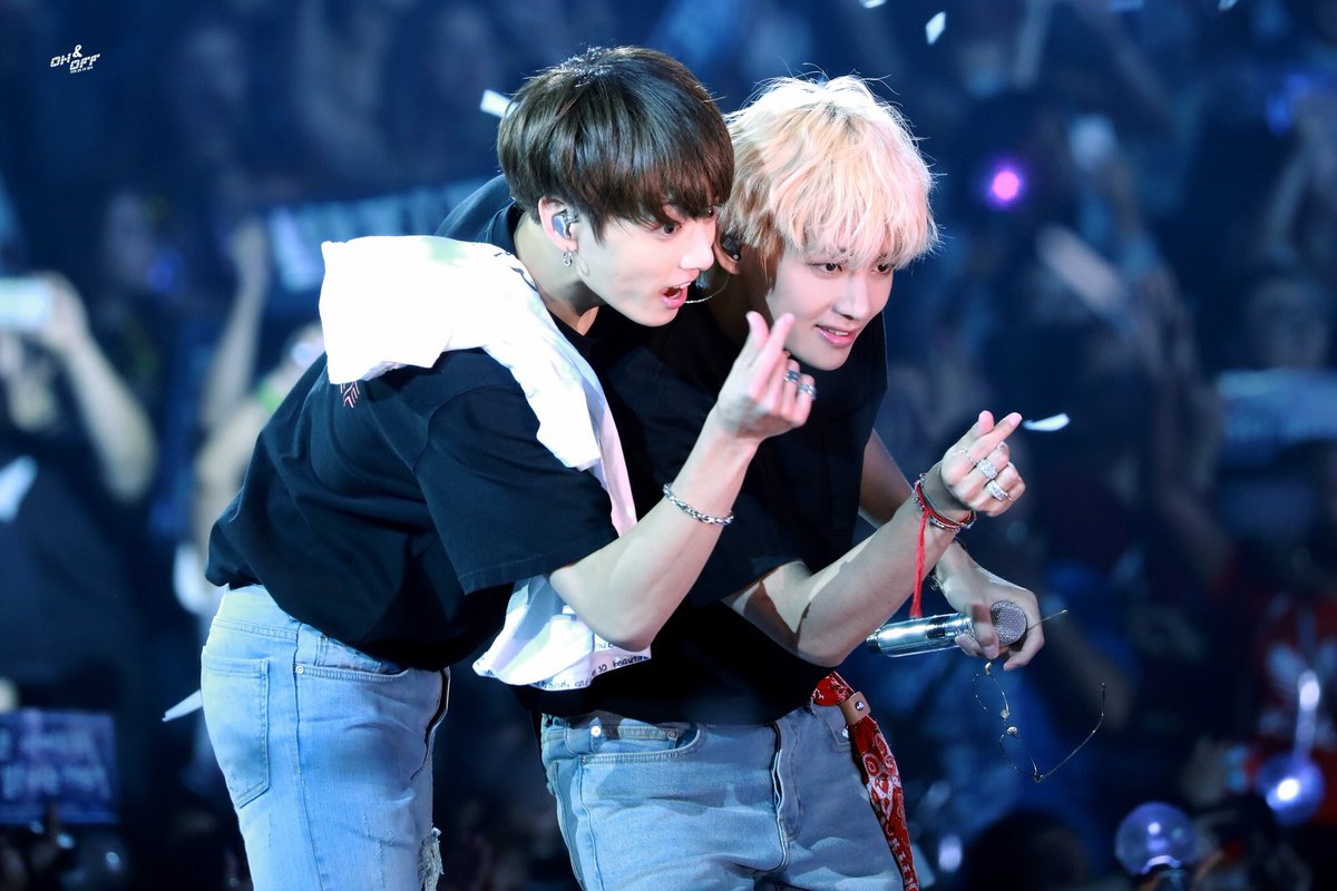 Jungkook dan V BTS saat tur Love Yourself.
