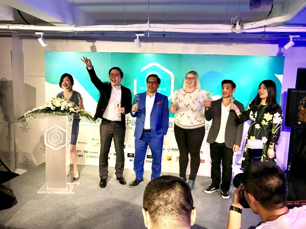 bcentrecolombia's tweet photo. Nuestra comunidad del @bcentrecolombia sigue creciendo en el mundo!
El pasado lunes se celebró la apertura de un nuevo Blockchain Centre en Shanghai (2do en esta ciudad).
Acá algunas fotos del evento.
#blockchainCTR https://t.co/eHTXuB7YmQ