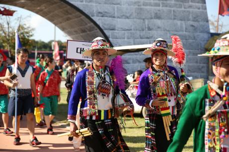 안녕하세요! 바우덕이 입니다~

오늘은 바우덕이 축제의 기타 프로그램을 소개해 드리도록 하겠습니다!

▶ 월드퍼레이드

▶ 안성맞춤 식재료 산지FAIR

▶ 성년례-전통혼례

▶ 비빔밥 나누기 행사

자세한 일정은 블로그를 참고하세요!
blog.naver.com/asmcbaudeogi/2…

#바우덕이축제
#안성맞춤랜드