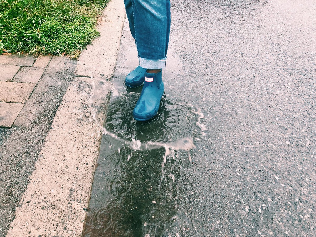 Miss_MillerOCSB's tweet image. Reminiscing - One of my favourite childhood memories #Rainplay #PuddleJumping #Mudpies #Worms #NAT4352