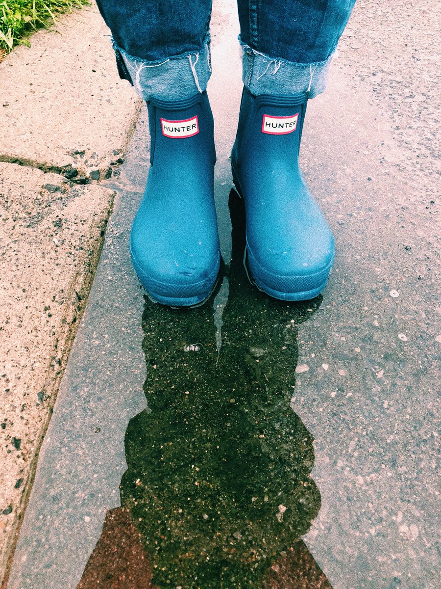 Miss_MillerOCSB's tweet image. Reminiscing - One of my favourite childhood memories #Rainplay #PuddleJumping #Mudpies #Worms #NAT4352