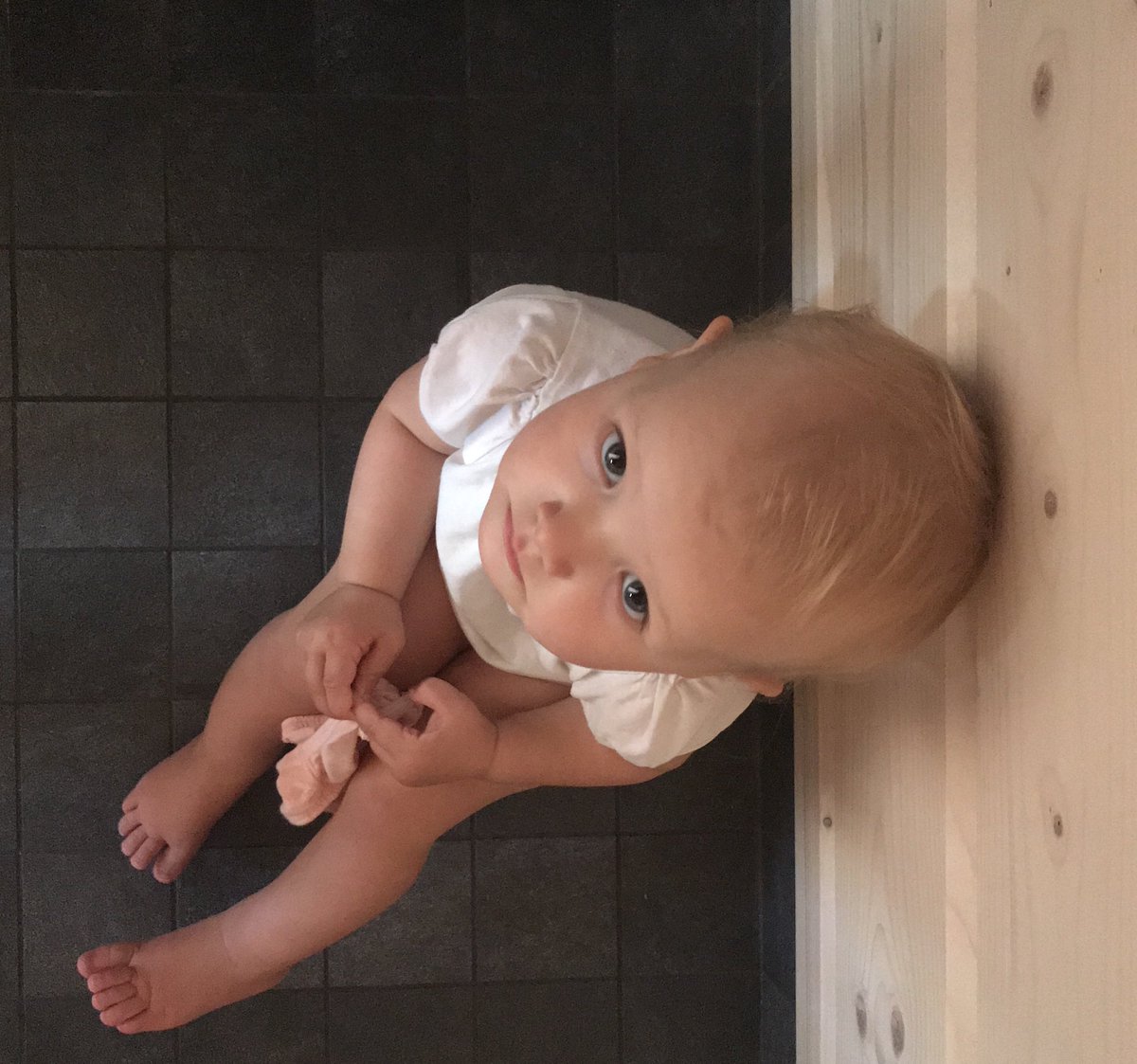 matkapotta's tweet photo. Menikö kaikki harjoittelu hukkaan? Älä huoli, kun lapsesi on valmis luopumaan vaipoista, prosessi tulee olemaan nopeampi. Pottavalmiutta voi pitää tauon aikana yllä pottailemalla heräämisen jälkeen ja ennen nukkumaanmenoa. #potetteplusfinland #potetteplus #matkapotta https://t.co/WMrfamElBD