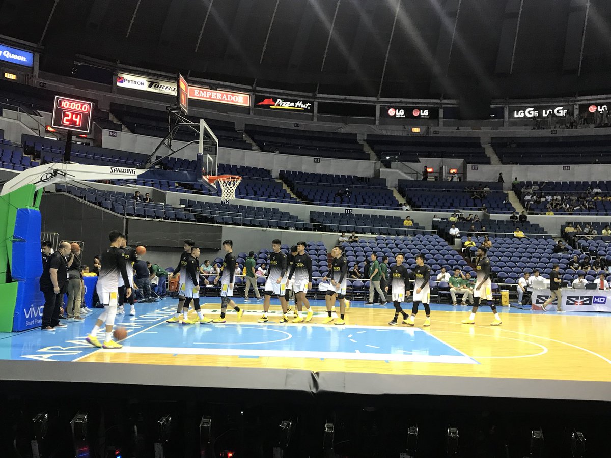RapplerSports's tweet photo. UST and FEU warming up for their game! #GoUste #LetsgoFEU #UAAPSeason81 | via @beebeego09 https://t.co/KLCm1kiVrM