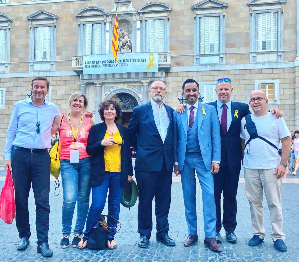 With lawyer <a href="/boye_g/">Gonzalo Boye</a> who has worked tirelessly for both the political exiles &amp; prisoners is now facing attack from Spanish legal establishment who wish to silence him #Solidarity <a href="/BenEmmerson1/">Ben Emmerson</a> #LlibertatPresosPoliticsiexiliats🎗