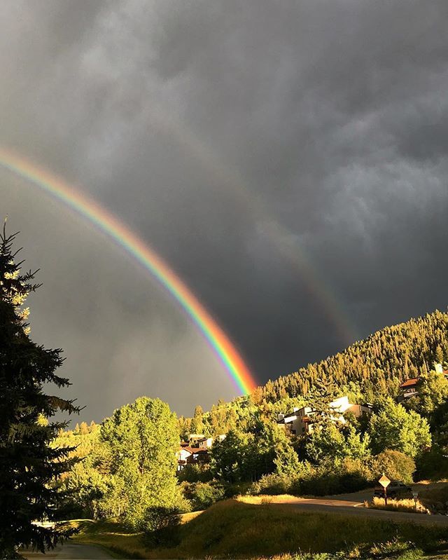 RachShredGnar's tweet photo. Literally haven’t seen rain in like 4 months - this made me squeal a bit with excitement 🌈 #nerdalert #norainnorainbow #rainbow #doublerainbow .
.
.
.
.
.
.
.
.
#optoutside #coloradogram #coloradical #mountainlife #choosemountains #neature #simplyadv… https://t.co/sqsDL1V80D https://t.co/GiwAsKTUPO
